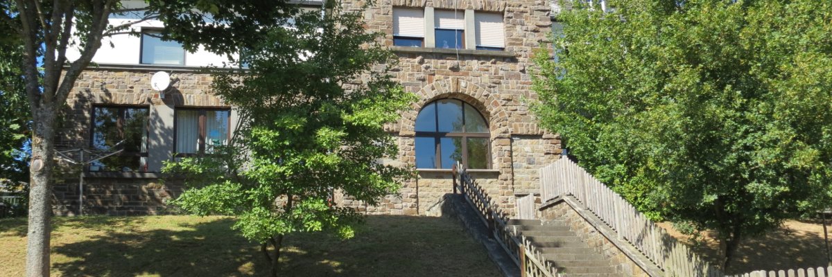 Grundschule in Wershofen Grundschule Wershofen Gebäude mit rotem Backstein gemauert